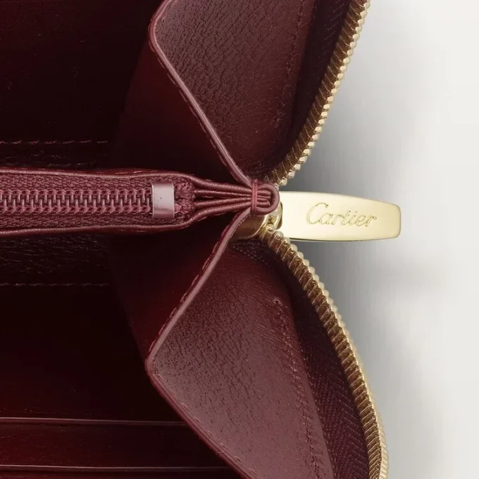 Internationale Geldbörse mit Reißverschluss, Must de Cartier – Burgunderfarbenes Kalbsleder, goldene Oberfläche – Cartier