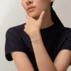 Love-Armband, an Kette