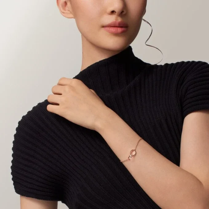 Love-Armband, an Kette