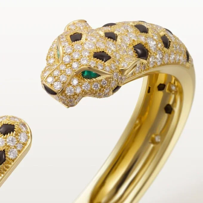 Panthere De Cartier Armband, mittleres Modell, halb pavé-besetzt