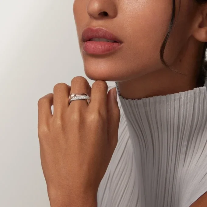 Trinity-Ring, kissenförmig, mittleres Modell, halb pavé-besetzt