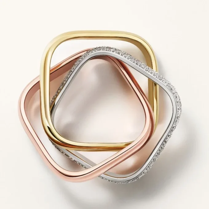 Trinity-Ring, kissenförmig, mittleres Modell, halb pavé-besetzt