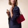 Umhängetasche, Mini, Double C de Cartier – Kirschrotes Kalbsleder, Gold und kirschrote Emaille – Cartier