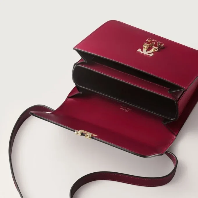 Umhängetasche, Mini, Double C de Cartier – Kirschrotes Kalbsleder, Gold und kirschrote Emaille – Cartier